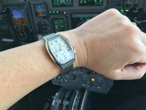 Pilot im Cockpit prüft die Zeit mit einem Predial Chronographen