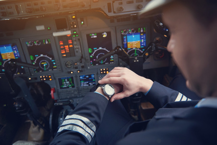 Pilot schaut auf seine Predial Armbanduhr